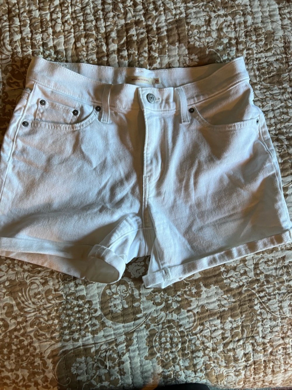 NWOT Levi’s mid length shorts